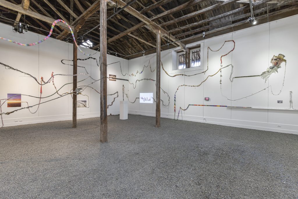 La Cuerda Infinita en Bodegón Cultural Los Vilos. Vista de la instalación La Cuerda Infinita en Bodegón Cultural Los Vilos. Vista de la instalación